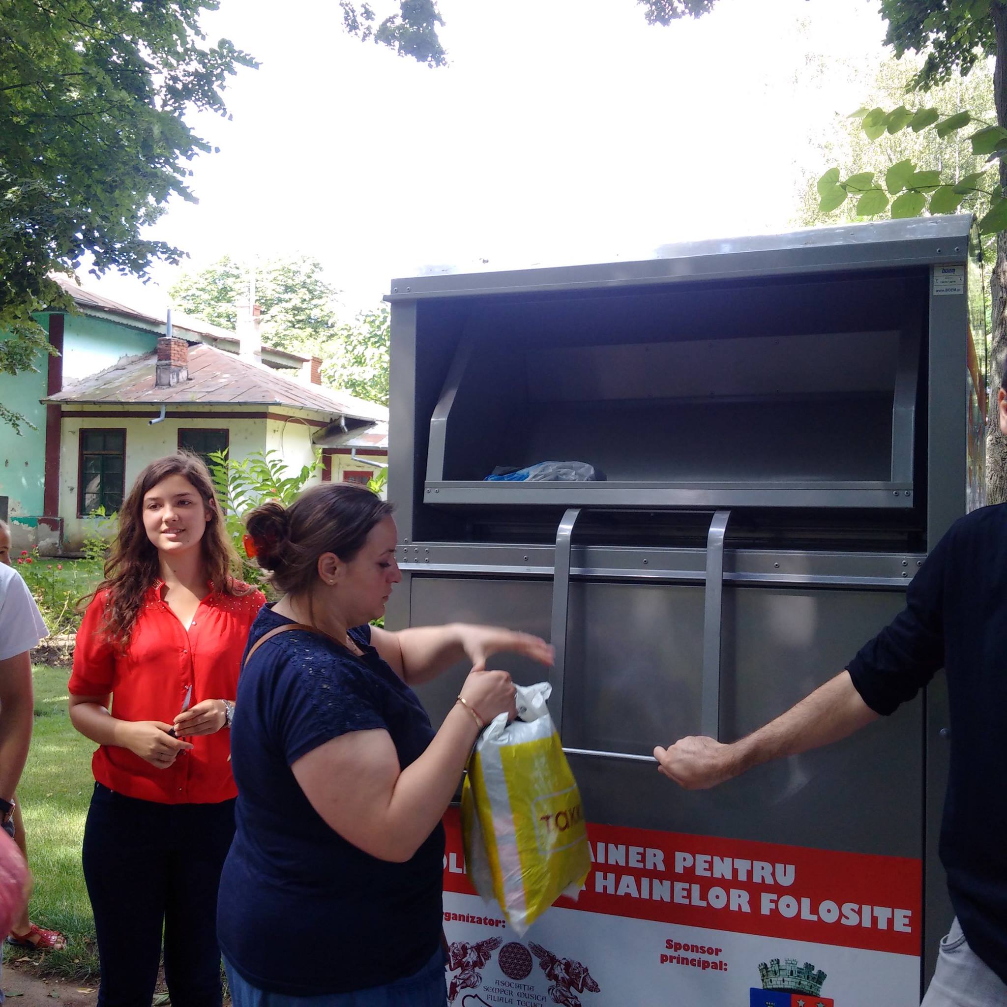 Instalarea primelor containere de donații de haine din Județul Galați